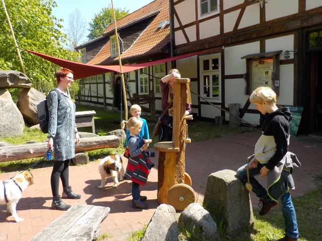 Familie vor dem Eingang des Naturums